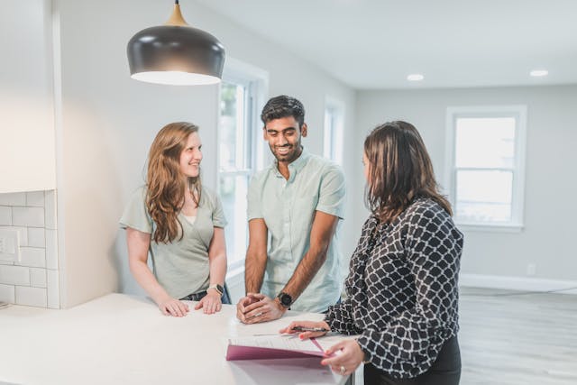 a real estate expert talking to two buyers